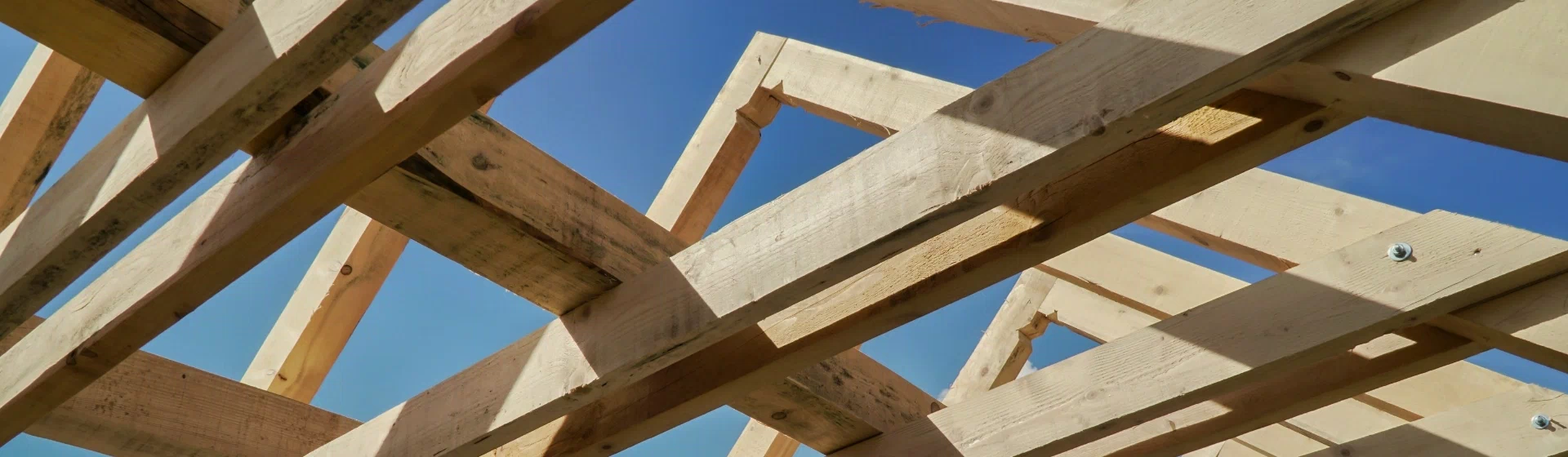 konstrukcja dachu z belek drewnianych